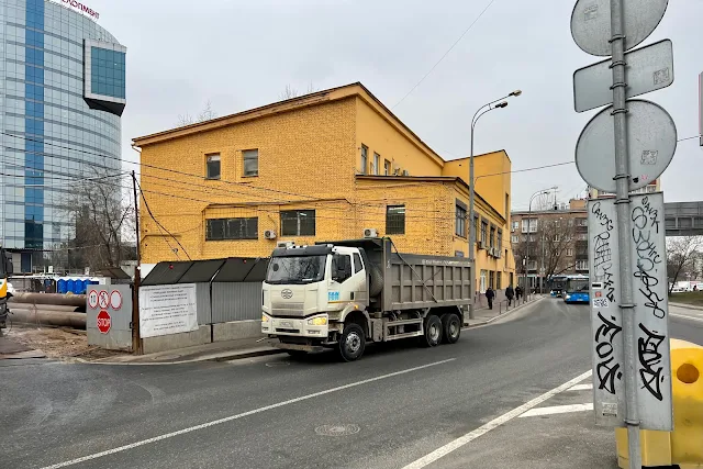 улица Нижняя Масловка, бывшая фабрика-кухня / вечерний техникум треста Мосавтогруз / ремесленное училище / ПТУ № 91 / медсанчасть № 34 (здание построено в 1929 году)