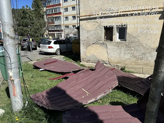 FOTO Acoperiș de bloc smuls de vânt și aruncat peste mașinile din parcare, la Gura Humorului. Probleme și în municipiul Suceava