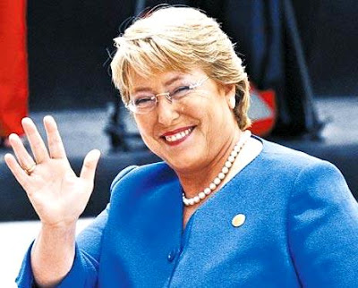 Michelle Bachelet saluda con una linda sonrisa