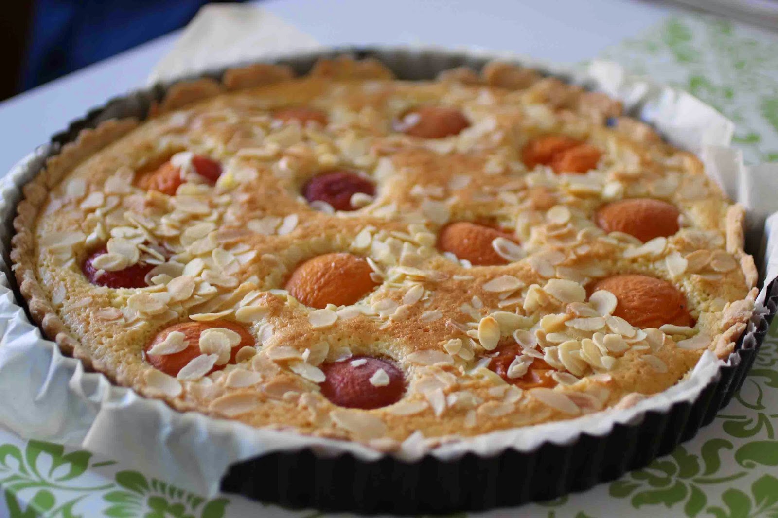 http://camilleenchocolat.blogspot.fr/2014/07/tarte-amandine-aux-abricots.html