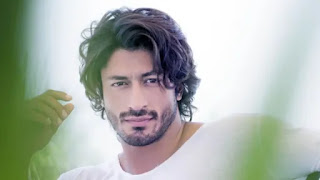 vidyut-jammwal-gift-jacket-to-paparazzi-and-say-thanks-to-them-for-their-hard-work