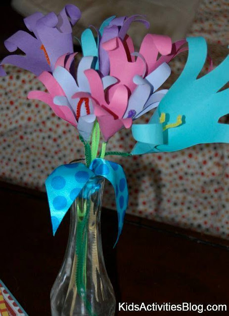 Idea to make flowers from paper handprint for kids 5