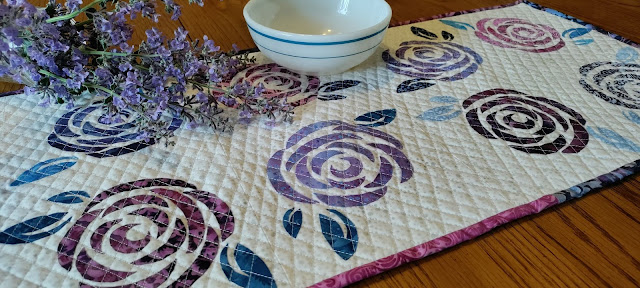 Free quilt block pattern to make a floral table runner