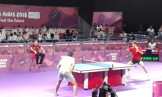 la foto muestra otra toma del partido de ping pong