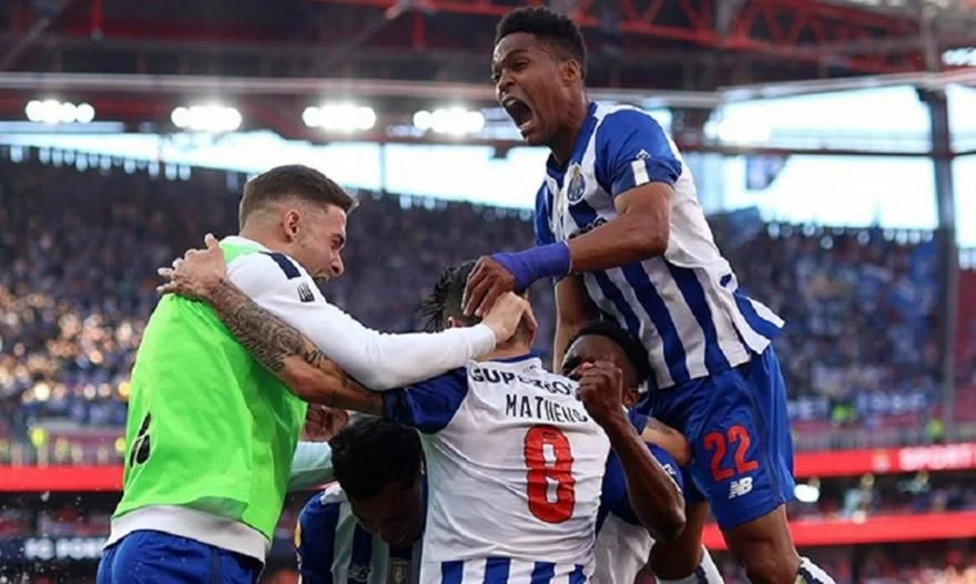Porto back in the title race after coming from a goal down to Benfica 2-1 in O Clássico