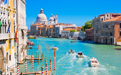 El Gran Canal con la Basílica de Santa María de la Salud en Venecia, Italia.