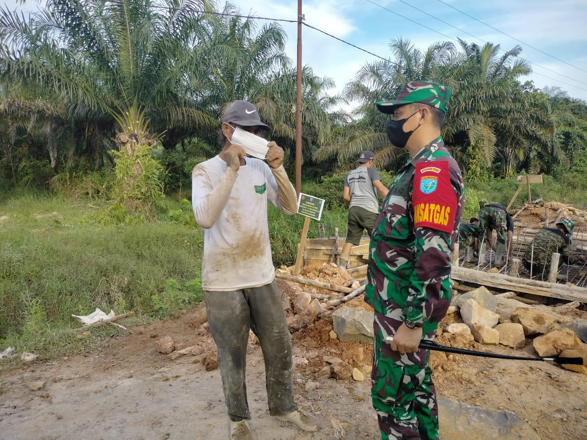 Dansatgas Selalu Terapkan Menggunakan Masker Di Lokasi TMMD ke -111 kodim 1202/skw