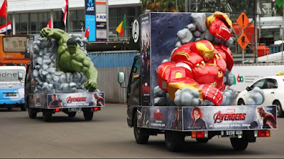 Hulk dan Hulk Buster pawai Dijalanan Indonesia