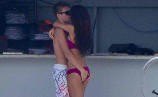 selena gomez bikini kissing justin bieber. Selena Gomez and Justin