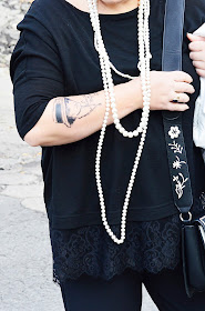Woman tattoo, perły, blogerka z perłami 