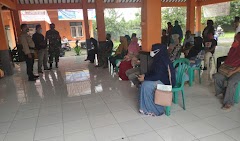 Babinsa Baturraden Dampingi Penyaluran BST, Program Bantuan Terdampak PPKM Darurat Covid-19