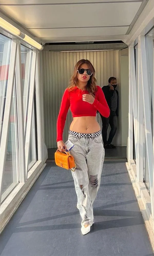 nia sharma navel piercing