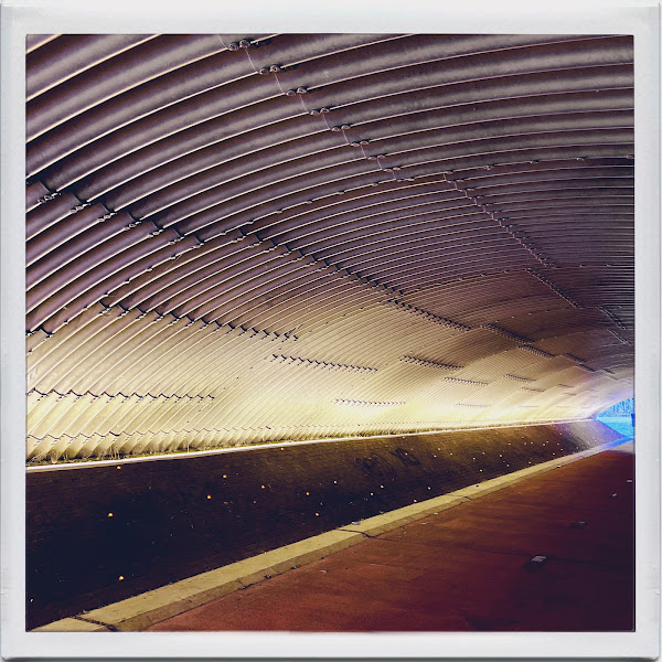 Fietstunnel met lichtjes in de wand