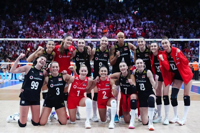 turki-vs-jepang-vnl2025.jpg"Pemain Turki fokus melakukan servis ke Jepang di babak perempat final VNL Putri 2025, terlihat tribun penuh penonton membawa bendera dan spanduk dukungan