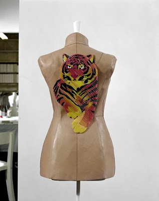"TATTOO JACKET" 虎紋的刺青是由吸管縫製在一件裸體顏色的合身 "TATTOO JACKET" 虎紋的刺青是由吸管縫製在一件裸體顏色的合身