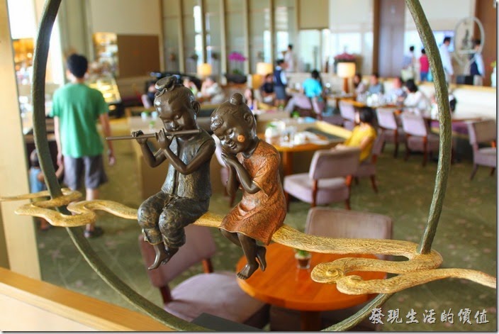 南投日月潭-雲品酒店。飯店的公共區域擺放了很多具有童趣的藝術品，這些藝術品也可以在其飯店的商店內買到同一個藝術家的作品，展覽兼販賣，真的很會算。