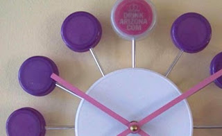 relógio feito de tampinhas de garrafa pet para decoração 