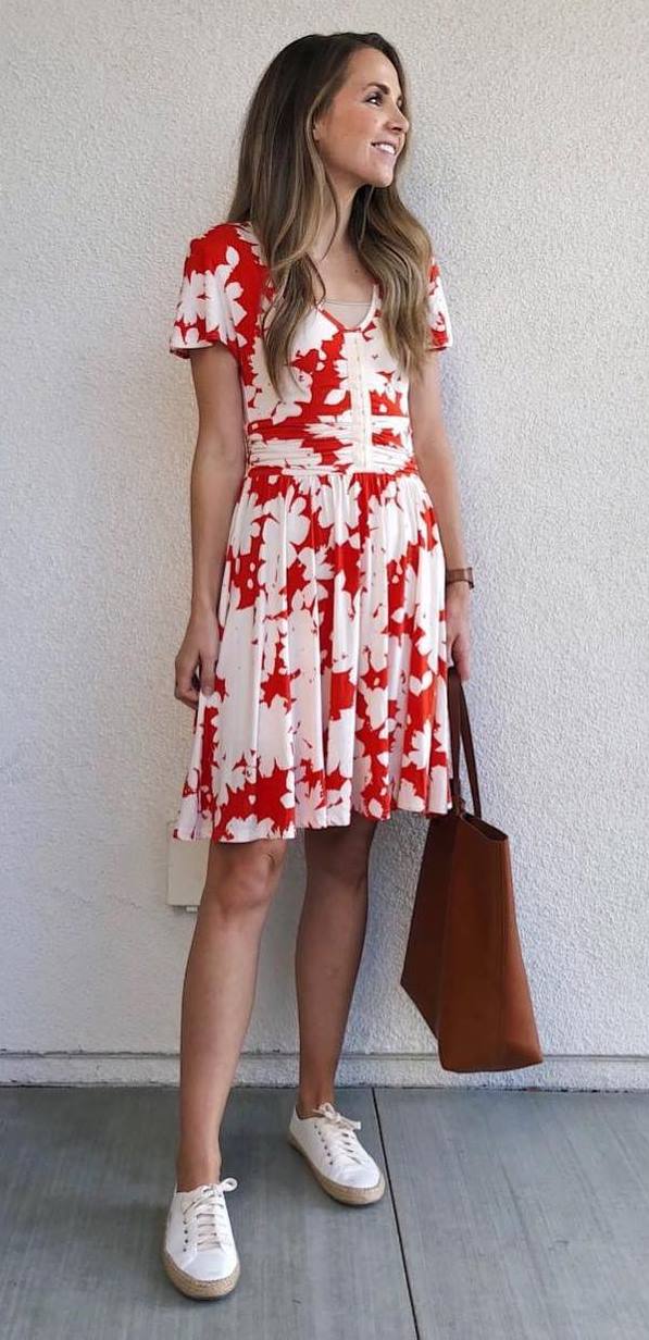 pretty cool summer outfit / floral dress + bag + sneakers