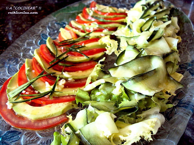 ensalada de aguacate, tomate y pepino aliñado