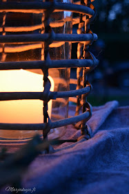 preeco ruokailuryhmä aurinkovarjo led terassi pihasisustus terassikalusteet illanistujaiset sisustetta verkkokauppa syksy syyskesä ilta pimeä