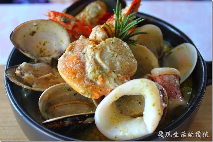 台南-瑪莉洋房(Marie's House)。青醬綜合海鮮燉飯，套餐NT520。除了主餐之外，還包含湯品、麵包、蔬菜沙拉、飲品、甜點。海鮮多到都快滿出來了，這裡的燉飯融合著羅勒青醬，吃得到稍稍的顆粒感，而且越嚼越香。