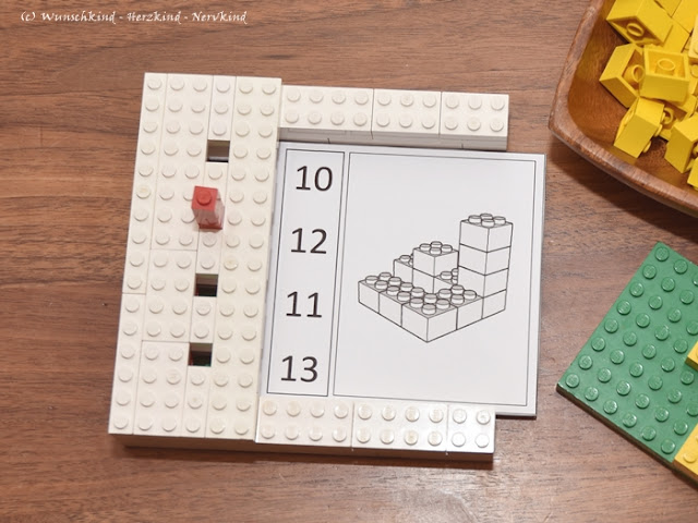 Lernen mit Lego: Mit einem Stöpselkasten ist durch die eingebauet Fehlerkontrolle ein selbstständiges Arbeiten möglich, kombiniert mit den Würfelgebäuden ein wundervolles Material zum Erlernen von Mengen, Zahlen, räumliches Vorstellungsvermögen und Konzentration.