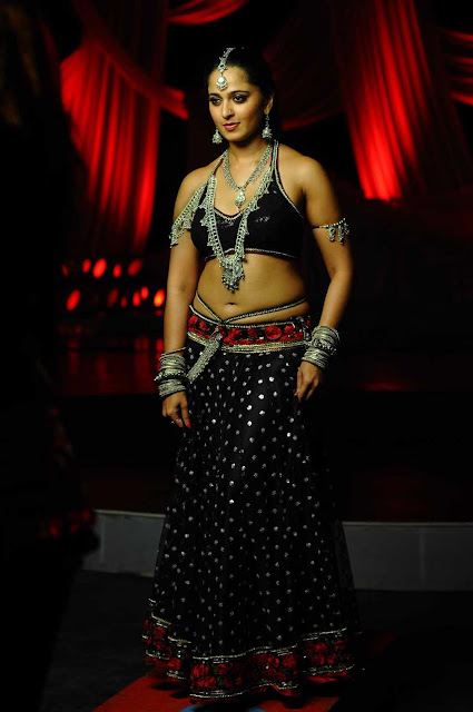 Anushka hot navel show pics