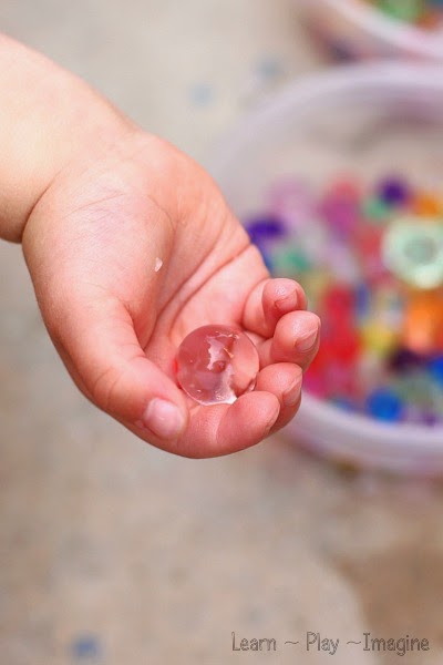 Sensory play with water beads - how to hydrate water beads and ways to play