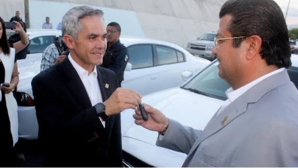 Mancera dona patrullas para mejorar seguridad...en Cd. Juárez, Chihuahua.