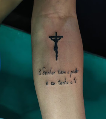 tatuagem masculina no braço com frases de Deus