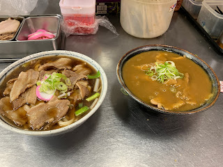 左：肉うどん、右：カレーうどん