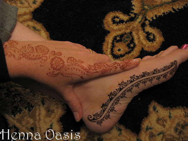 latest Arabic mehndi design for feet like a border of mehndi for feet