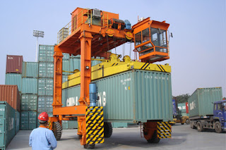 Container-Straddle-Carrier