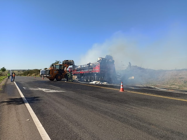 Carga de algodão transportada em carreta pega fogo na SP-284, em Martinópolis