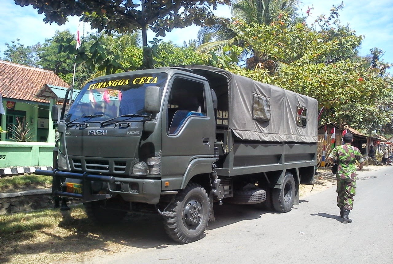 Hunting Truck Militer Di Depan  Koramil Ambal Kebumen