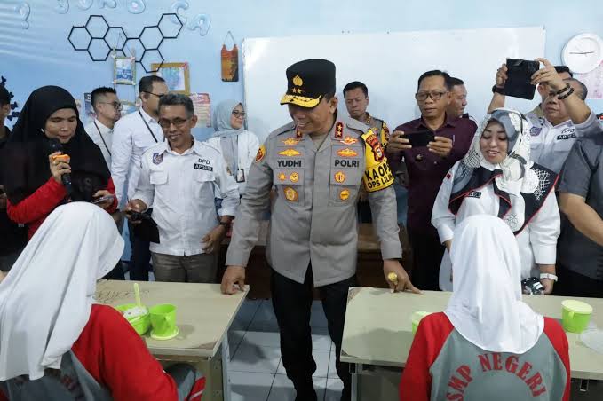 Irjen Pol Yudiawan, Tinjau Program Makan Siang Gratis Di SMPN 1 Makassar