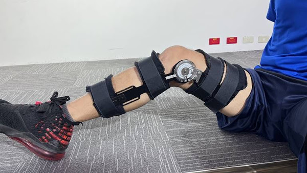 ▲施先生術後使用活動式膝關節護具保護6-8週，逐步增加活動角度。（圖／記者林明佑翻攝）