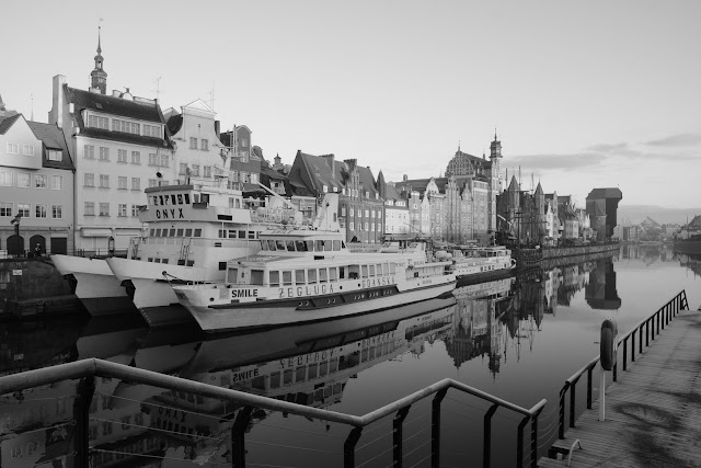 Czarno-biała fotografia krajobrazu. Gdańsk, Stare Miasto, Rybackie Pobrzeże. fot. Łukasz Cyrus