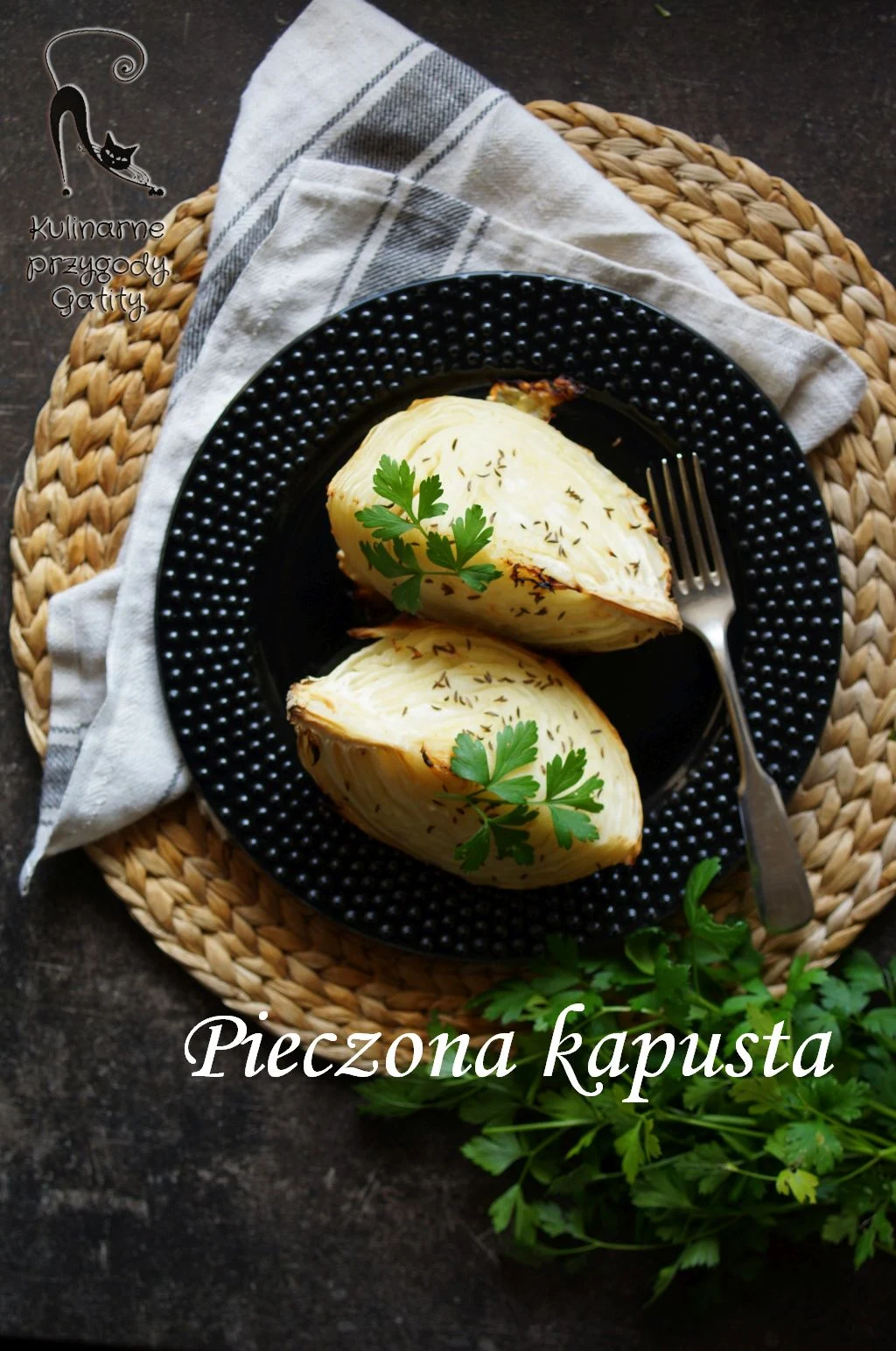 kapusta-na-czarnym-talerzu