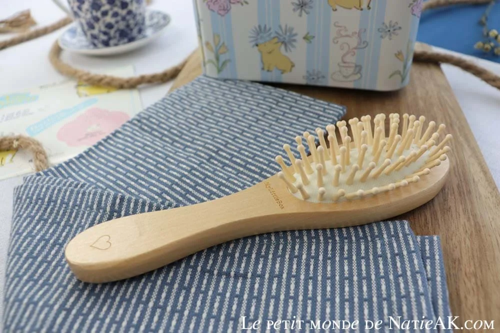 brosse à cheveux en bois naturel