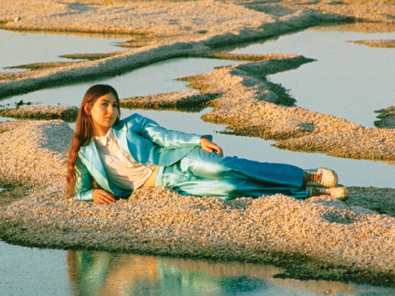 Weyes Blood questiona sustentabilidade e consumo no videoclipe de ‘Generation Why’