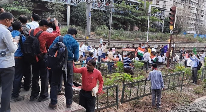 नागरिकता संशोधन कानून (सीएए) : मुंबई की लाइफलाइन लोकल ट्रेन को बुधवार सुबह 8 बजे प्रदर्शनकारियों ने रोकने की कोशिश की