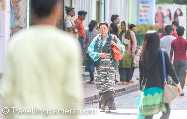 Apart from the Sikkimese people, Sikkim is also home to Tibetans and Nepalese, and hence you find a brilliant mix of fashion. While roaming the mall road in Gangtok, we saw several, mostly elderly, women wearing a colourful apron with a distintive pattern around their waists, over the Kho. During a chance visit to the Museum in the Himalayan Mountaineering Institute in Darjeeling, we discovered that this apron is worn by Tibetan married women.