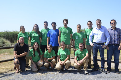 Els 10 alumnes de T'Avalem Moncofa, el docent i el director del programa formatiu junt amb l'alcalde del municipi, Wenceslao Alós Valls i el regidor, José María Andrés Alós.