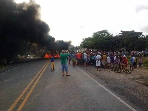 Protesto bloqueia BR-423 em lajedo