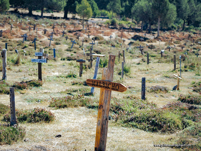 Cementerio de Sad Hill, tumbas y cruces - Burgos, por El Guisante Verde Project