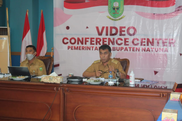 Bupati Natuna, Wan Siswandi, S.Sos, M.Si, mengikuti Video Confrence Rapat Koordinasi bersama Kementerian Luar Negeri. (Foto : Bernard Simatupang)