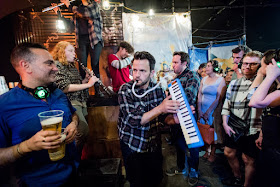 Busker in the bar - Silent Opera - Vixen (photo Robert Workman)