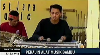 Musik tradisional mungkin saat ini kurang dikenal sebagian masyarakat di negeri ini. Apalagi hadirnya alat musik modern membuat sebagian masyarakat lebih menggemarinya.  Namun berbeda dengan yang dilakukan Syaiin (39) warga Desa Kecamatan Punung, Pacitan, yang menciptakan alat musik tradisional berbahan bambu. Bambu diubah menjadi macam-macam jenis alat musik yang bisa menimbulkan bunyi-bunyian yang tak kalah apik dengan alat musik modern. Proses pembuatan musik tradisional ini cukup rumit, sebab selain menunggu bambu benar-benar kering, proses pembuatanya pun membutuhkan 2 hingga 3 hari untuk satu alat musik berbahan bambu.  Selama lima tahun Syaiin berhasil menciptakan puluhan alat musik berbahan bambu, di antaranya, kedang, gitar, rebab, gong, slompret, ketipung, suling, angklung, dan rebana.  Berawal dari hobi memainkan alat musik tradisional, ia ingin menciptakan alat musik yang belum pernah di mainkan di pacitan. Dengan harapan mampu menarik perhatian para kaum muda untuk terus melestarikan budaya yaitu musik tradisional. Selain kesulitan dalam pembuatan, bapak dua anak ini juga tak memiliki pasar untuk menampung karyanya tersebut. Ia hanya mengandalkan ada pesanan dari para pecinta seni. Satu setel alat musik miliknya dibandrol dengan harga Rp 300 ribu hingga Rp 400 ribu.  Desain dan uji coba bentuk instrumen ia lakukan bersama kelompok yang ia dirikan bernama Kiklung, kepanjangan dari penjual akik memainkan angklung. Kelompok yang terdiri dari 8 orang ini bisa memainkan musik ciptaan Syaiin dengan mahir. Berbagai judul lagu-lagu modern pun bisa dimainkan. Jika latihan sedang berlangsung para tetangga saling berkumpul untuk menyaksikan permainan musik tradisional ini. Meski belum bisa tembus pasar nasional, namun setidaknya ia sudah berusaha untuk terus melestarikan budaya lokal agar tidak hilang termakan perkembangan zaman. Published on Oct 11, 2017.