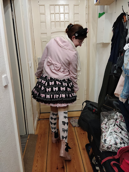 pink and black lolita outfit